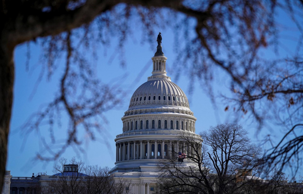 Členovia americk&eacute;ho Kongresu bud&uacute; mať možnosť pozrieť si nezačiernen&uacute; verziu spisov ministerstva spravodlivosti o zosnulom sexu&aacute;lnom delikventovi Jeffreym Epsteinovi. FOTO: Reuters