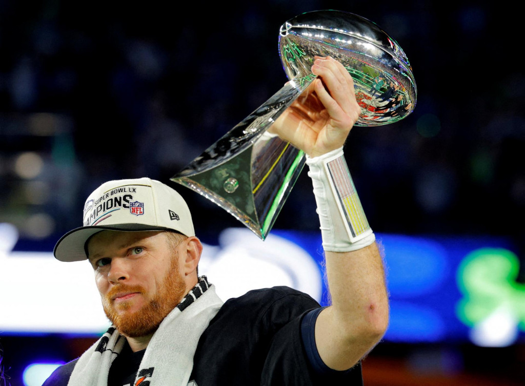 Sam Darnold zo Seattle Seahawks oslavuje s trofejou Vincea Lombardiho. FOTO: Reuters