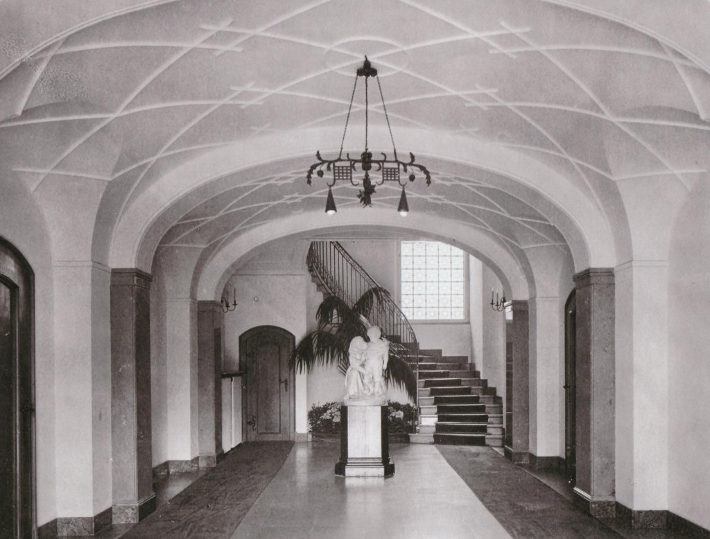 Vstupn&aacute; hala vily spolu so sochou približne okolo roku 1920. FOTO: Sukromn&yacute; arch&iacute;v potomkov rodiny L&ouml;w-Beer