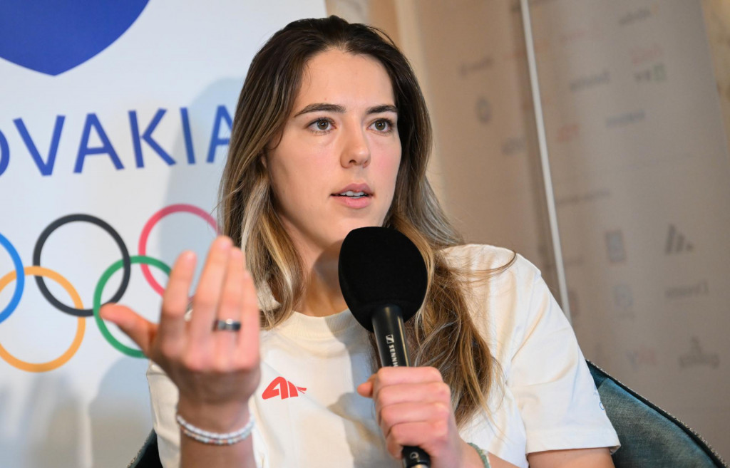 Slovensk&aacute; lyžiarka Petra Vlhov&aacute; počas br&iacute;figu s novin&aacute;rmi pred jej zajtraj&scaron;&iacute;m &scaron;tartom v t&iacute;movej kombin&aacute;cii. FOTO: TASR/Martin Baumann