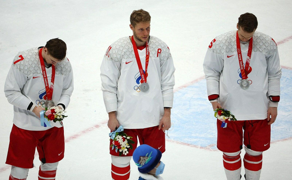 Sklaman&iacute; rusk&iacute; hokejisti. Zľava Sergej Teleg&iacute;n, Sergej Andronov a Pavol Karnauchov so strieborn&yacute;mi medailami po por&aacute;žke v olympijskom fin&aacute;le v roku 2022. FOTO: REUTERS