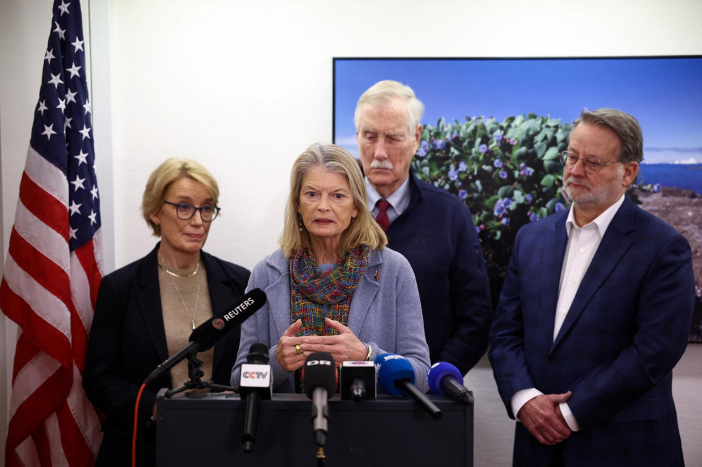 Vpredu republik&aacute;nska sen&aacute;torka Lisa Murkowsk&aacute;. FOTO: REUTERS
