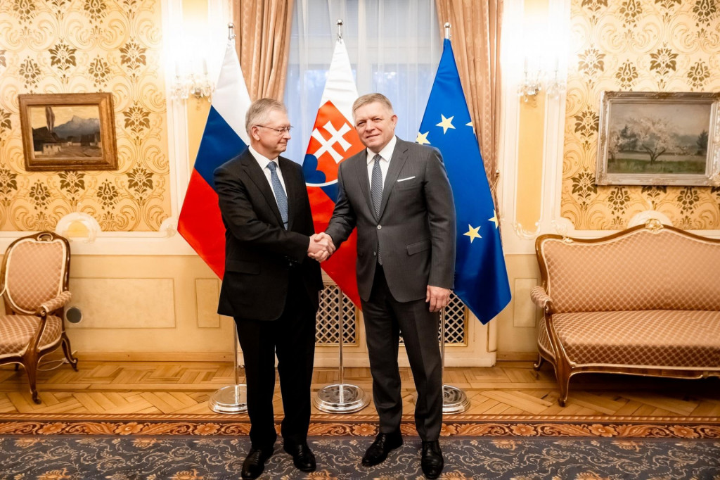 Predseda vl&aacute;dy Robert Fico a nov&yacute; veľvyslanec Ruskej feder&aacute;cie na Slovensku Sergej Vadimovič Andrejev. FOTO: FB/Robert Fico