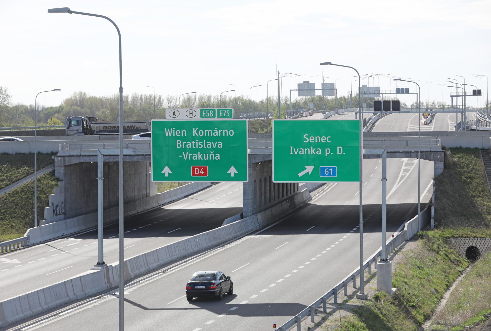 Malá revolúcia pre Slovensko: Diaľničná e-známka má 10 rokov, predaje stúpajú