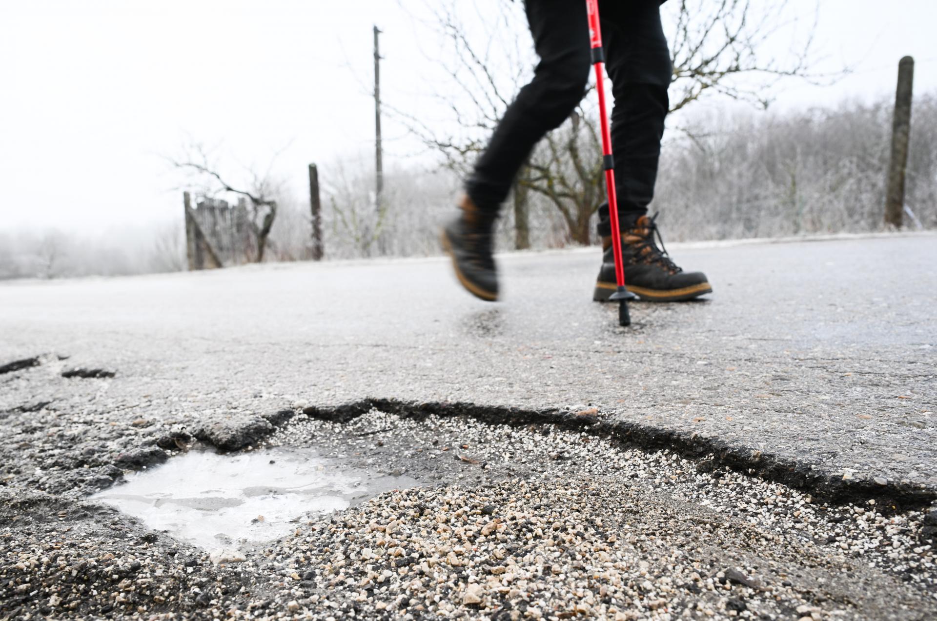 Meteorológovia upozorňujú na poľadovicu na juhu Slovenska aj silnejší vietor na horách