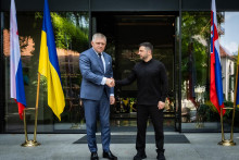 Na sn&iacute;mke zo septembra 2025 predseda vl&aacute;dy Robert Fico a ukrajinsk&yacute; prezident Volodymyr Zelenskyj. Slovensko poslalo v janu&aacute;ri 2026 Ukrajine rekordn&eacute; množstvo havarijnej elektriny.

FOTO: TASR/ R. Hanc