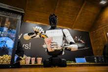 Humanoidn&yacute; robot spoločnosti Tesla naber&aacute; popcorn v obchodnom centre v Berl&iacute;ne. FOTO: TASR/DPA