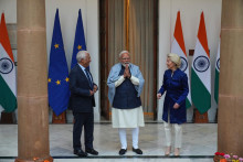 Predseda Eur&oacute;pskej rady Ant&oacute;nio Costa (vľavo) a predsedn&iacute;čka Eur&oacute;pskej komisie Ursula von der Leyenov&aacute; (vpravo) p&oacute;zuj&uacute; s indick&yacute;m premi&eacute;rom Nar&eacute;ndrom M&oacute;d&iacute;m (uprostred) počas priv&iacute;tania pred ich stretnut&iacute;m v Na&iacute; Dill&iacute; 27. janu&aacute;ra 2026. FOTO TASR/AP
