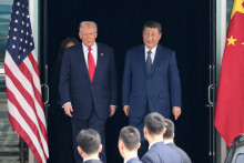 Americk&yacute; prezident Donald Trump a č&iacute;nsky prezident Si Ťin-pching. FOTO: Reuters
