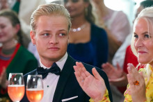 N&oacute;rska korunn&aacute; princezn&aacute; Mette-Marit (vpravo) a jej syn Marius Borg H&ouml;iby. FOTO: TASR/AP