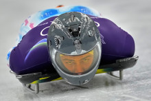 Ukrajinsk&yacute; skeletonista Vladyslav Heraskevyč m&aacute; na prilbe fotografie ľud&iacute; zabit&yacute;ch počas vojny na Ukrajine počas tr&eacute;ningu na zimn&yacute;ch olympijsk&yacute;ch hr&aacute;ch v Cortine d&lsquo;Ampezzo. FOTO: TASR/AP
