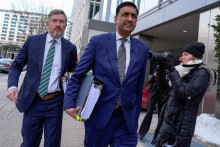 Americk&iacute; z&aacute;stupcovia Thomas Massie a Ro Khanna prich&aacute;dzaj&uacute; do kancel&aacute;rskej budovy Ministerstva spravodlivosti, aby si prezreli neredigovan&eacute; spisy Jeffreyho Epsteina. FOTO: Reuters
