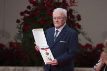 Otto &Scaron;imko si prebral &scaron;t&aacute;tne vyznamenanie Rad Ľudov&iacute;ta &Scaron;t&uacute;ra II. triedy. FOTO: TASR