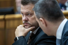 Za ministra invest&iacute;ci&iacute; Samuela Migaľa sa postavilo iba 46 poslancov. FOTO: TASR/J.Kotian