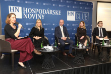 Na sn&iacute;mke sprava ved&uacute;ci Zast&uacute;penia Eur&oacute;pskej komisie v Slovenskej republike Peter Stano, ved&uacute;ca v&yacute;skumn&eacute;ho t&iacute;mu Scio Research Miroslava Hapalov&aacute;, hlavn&yacute; ekon&oacute;m NBS Michal Horv&aacute;th, ministerka hospod&aacute;rstva Denisa Sakov&aacute; a &scaron;&eacute;fredaktorka Hospod&aacute;rskych nov&iacute;n Marcela &Scaron;imkov&aacute;. FOTO: HN/Peter Mayer
