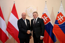 Slovensk&yacute; premi&eacute;r Robert Fico si pod&aacute;va ruku s rak&uacute;skym kancel&aacute;rom Christianom Stockerom.  FOTO: Reuters