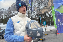 Ukrajinsk&yacute; skeletonista Vladyslav Heraskevyč na olympijskej dr&aacute;he v Cortine d&lsquo;Ampezzo v helme, na ktorej s&uacute; fotografie ľud&iacute; zabit&yacute;ch počas vojny na Ukrajine. (9. febru&aacute;ra 2026) FOTO: REUTERS