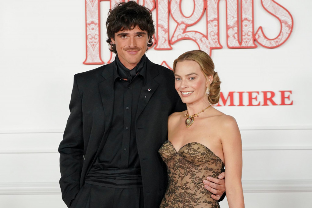 Herečka Margot Robbie a herec Jacob Elordi prich&aacute;dzaj&uacute; na premi&eacute;ru filmu Wuthering Heights v Los Angeles.