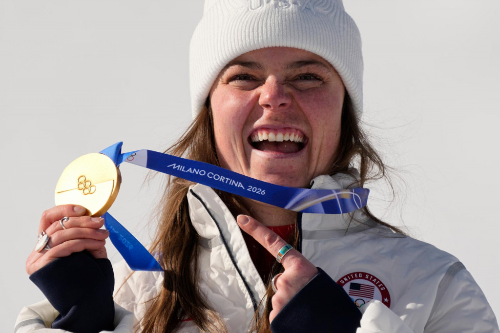Americk&aacute; lyžiarka Breezy Johnsonov&aacute; so zlatou medailou po triumfe v zjazde žien.
