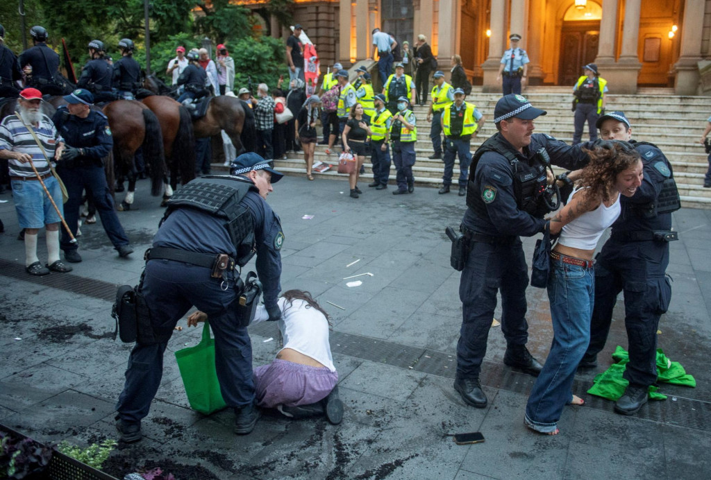 Policajti odv&aacute;dzaj&uacute; demon&scaron;trantov zhromažden&yacute;ch na n&aacute;mest&iacute; pred radnicou, ktor&iacute; protestovali proti &scaron;t&aacute;tnej n&aacute;v&scaron;teve izraelsk&eacute;ho prezidenta Isaaca Herzoga v Austr&aacute;lii. FOTO: Reuters
