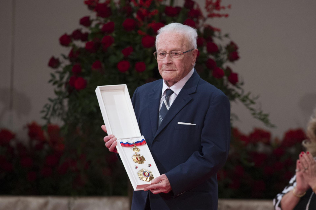 Otto &Scaron;imko si prebral &scaron;t&aacute;tne vyznamenanie Rad Ľudov&iacute;ta &Scaron;t&uacute;ra II. triedy. FOTO: TASR