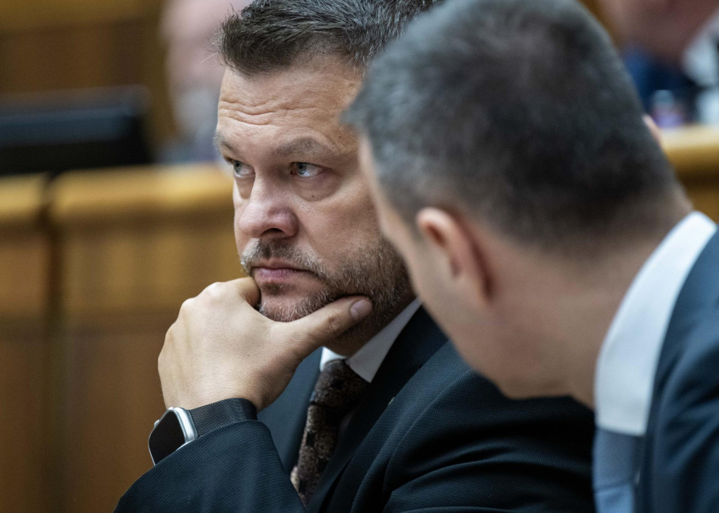 Za ministra invest&iacute;ci&iacute; Samuela Migaľa sa postavilo iba 46 poslancov. FOTO: TASR/J.Kotian