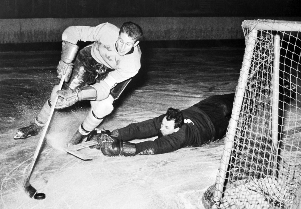 Arch&iacute;vna sn&iacute;mka zo z&aacute;pasu ČSR &ndash; &Scaron;v&eacute;dsko 6:5 z majstrovstiev sveta v hokeji 1955 v Nemecku. Brank&aacute;r Jiř&iacute; Hanzl likviduje &uacute;tok Tumby Johanssona. FOTO: Profimedia