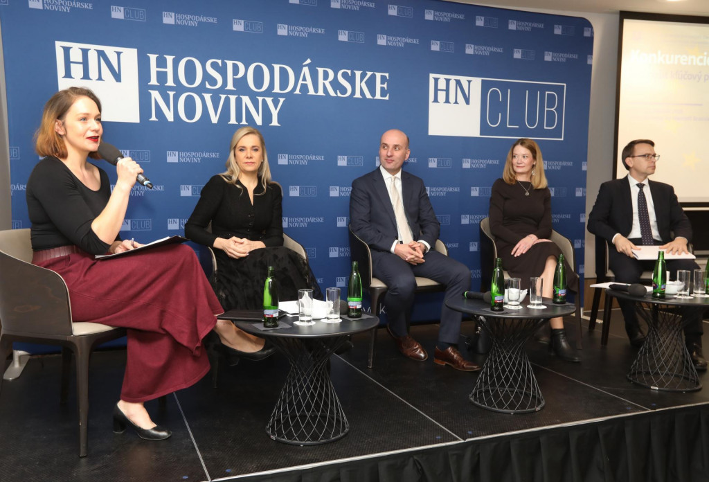 Na sn&iacute;mke sprava ved&uacute;ci Zast&uacute;penia Eur&oacute;pskej komisie v Slovenskej republike Peter Stano, ved&uacute;ca v&yacute;skumn&eacute;ho t&iacute;mu Scio Research Miroslava Hapalov&aacute;, hlavn&yacute; ekon&oacute;m NBS Michal Horv&aacute;th, ministerka hospod&aacute;rstva Denisa Sakov&aacute; a &scaron;&eacute;fredaktorka Hospod&aacute;rskych nov&iacute;n Marcela &Scaron;imkov&aacute;. FOTO: HN/Peter Mayer