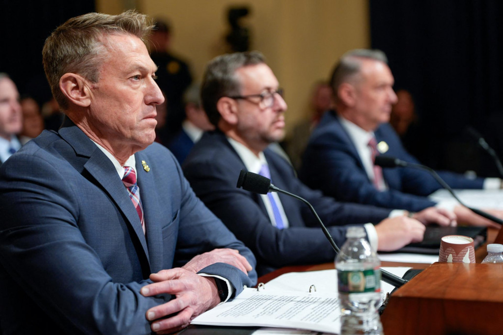 Riaditeľ &Uacute;radu pre občianstvo a imigr&aacute;ciu USA (USCIS) Joseph Edlow, &uacute;raduj&uacute;ci riaditeľ &Uacute;radu pre imigr&aacute;ciu a coln&uacute; spr&aacute;vu USA (ICE) Todd Lyons a komis&aacute;r pre coln&uacute; a hraničn&uacute; ochranu USA (CBP) Rodney Scott sa z&uacute;častňuj&uacute; vypočutia V&yacute;boru pre vn&uacute;torn&uacute; bezpečnosť Snemovne reprezentantov USA. FOTO: REUTERS