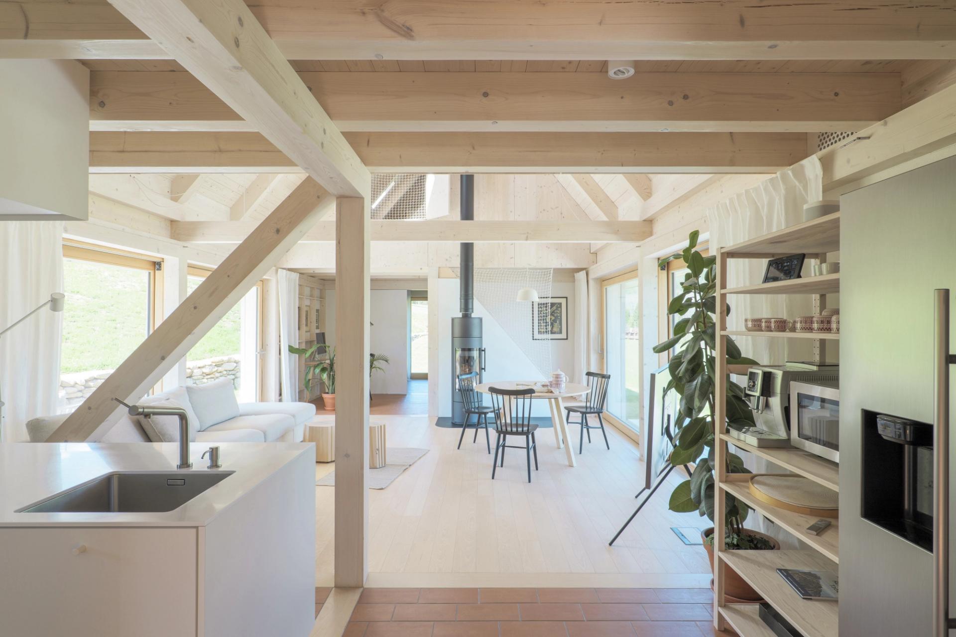 Na úpätí Nízkych Tatier postavili svojpomocne dom, ktorý rešpektuje tradičné príbytky