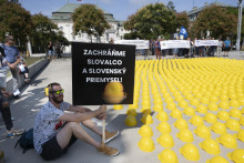 Na sn&iacute;mke z augusta 2022 demon&scaron;trant drž&iacute; transparent na protestnom zhromažden&iacute; za zachovanie v&yacute;roby hlin&iacute;ka v z&aacute;vode Slovalco.

FOTO: TASR/ P. Neubauer