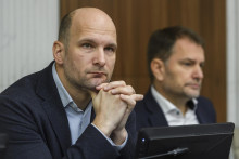 Poslanci N&aacute;rodnej rady, zľava G&aacute;bor Grendel a Igor Matovič (obaja hnutie Slovensko). FOTO: TASR/Jaroslav Nov&aacute;k