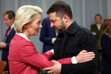 Predsedn&iacute;čka Eur&oacute;pskej komisie Ursula von der Leyenov&aacute; a ukrajinsk&yacute; prezident Volodymyr Zelenskyj. FOTO: Reuters