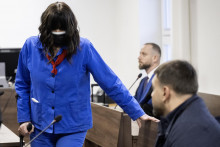 Na &scaron;pecializovanom trestnom s&uacute;de v Pezinku pokračuje nov&yacute; proces v kauze vraždy J&aacute;na Kuciaka a pr&iacute;pravy vr&aacute;žd prokur&aacute;torov. Na sn&iacute;mke obžalovan&aacute; Zuzana Zsuzsov&aacute;.

FOTO: TASR/Martin Baumann