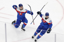 Juraj Slafkovsk&yacute; sa te&scaron;&iacute; z prv&eacute;ho g&oacute;lu na olympi&aacute;de. FOTO: Reuters