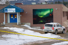 Policajn&aacute; p&aacute;ska neďaleko budovy strednej &scaron;koly v kanadskom meste Tumbler Ridge. FOTO: TASR/AP