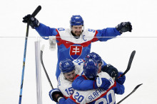 Juraj Slafkovsk&yacute; zo Slovenska oslavuje tret&iacute; g&oacute;l s Daliborom Dvorsk&yacute;m, &Scaron;imonom Nemcom a Tom&aacute;&scaron;om Tatarom. FOTO: Reuters
