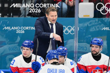 Sovensk&iacute; hokejisti zľava Adam Li&scaron;ka, Oliver Okuliar, Samuel Tak&aacute;č, Luk&aacute;&scaron; Cingel a v pozad&iacute; hlavn&yacute; tr&eacute;ner Vladim&iacute;r Orsz&aacute;gh počas z&aacute;pasu z&aacute;kladnej B-skupiny Slovensko - F&iacute;nsko. FOTO: TASR/Jaroslav Nov&aacute;k