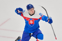 Slovensk&yacute; hokejista Juraj Slafkovsk&yacute; sa te&scaron;&iacute; z &uacute;vodn&eacute;ho g&oacute;lu počas z&aacute;pasu z&aacute;kladnej B-skupiny Slovensko - F&iacute;nsko na zimn&yacute;ch olympijsk&yacute;ch hr&aacute;ch v Mil&aacute;ne. FOTO: TASR/AP