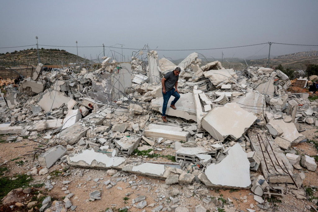 Palest&iacute;nsky muž stoj&iacute; uprostred trosiek budovy zdemolovanej izraelskou arm&aacute;dou neďaleko Ramall&aacute;hu na izraelskom okupovanom Z&aacute;padnom brehu Jord&aacute;nu. FOTO: Reuters