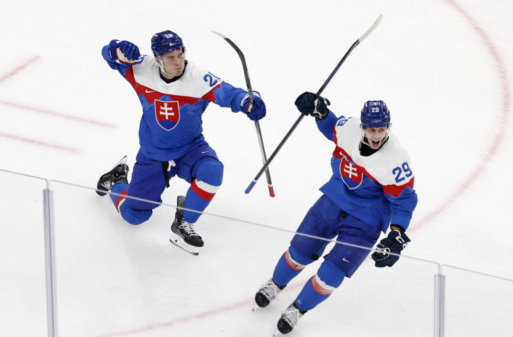 Juraj Slafkovsk&yacute; sa te&scaron;&iacute; z prv&eacute;ho g&oacute;lu na olympi&aacute;de. FOTO: Reuters