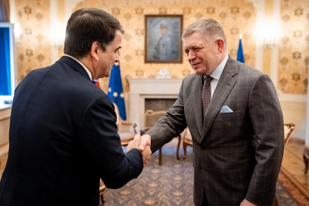 Premi&eacute;r Robert Fico s podpredsedom EK pre s&uacute;držnosť a reformy Raffaellom Fittom. FOTO: &Uacute;rad vl&aacute;dy