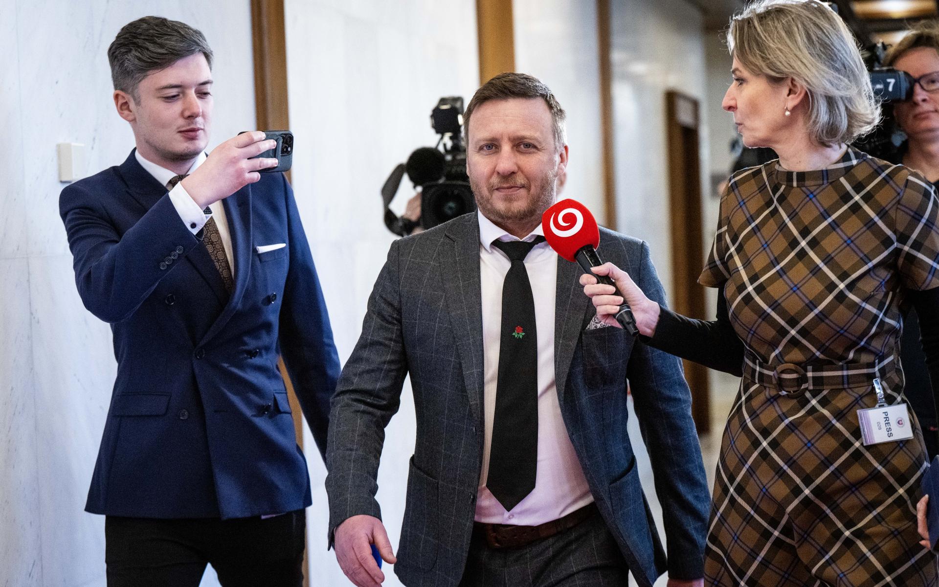 Bláznivá jazda Petra Kotlára: Má stabilita vlády naozaj stáť na príbehu vykoľajeného jedinca?