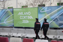 Policajti kr&aacute;čaj&uacute; okolo olympijskej dediny v Mil&aacute;ne. FOTO: TASR/AP