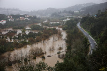 Portugalsko v uplynul&yacute;ch t&yacute;ždňoch zasiahlo nepriazniv&eacute; počasie, ktor&eacute; po&scaron;kodilo tamoj&scaron;iu infra&scaron;trukt&uacute;ru. FOTO: Reuters