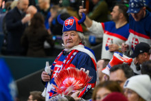Slovensk&iacute; fan&uacute;&scaron;ikovia pred z&aacute;pasom z&aacute;kladnej B-skupiny Slovensko - F&iacute;nsko v ľadovom hokeji na zimn&yacute;ch olympijsk&yacute;ch hr&aacute;ch v Mil&aacute;ne. FOTO: TASR/Jaroslav Nov&aacute;k