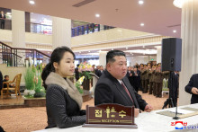 Na arch&iacute;vnej fotografii severok&oacute;rejsk&yacute; vodca Kim Čong-un a jeho dc&eacute;ra Kim Ču-e. FOTO: Reuters/KCNA