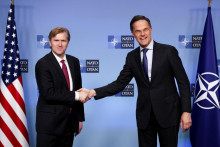 Gener&aacute;lny tajomn&iacute;k NATO Mark Rutte si pod&aacute;va ruku s n&aacute;mestn&iacute;kom ministra obrany USA pre politick&eacute; z&aacute;ležitosti Elbridgeom Colbym na zasadnut&iacute; ministrov obrany NATO. FOTO: Reuters