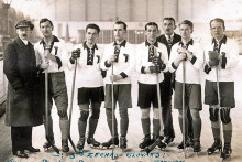 Československ&aacute; hokejov&aacute; reprezent&aacute;cia, ktor&aacute; na olympi&aacute;de v belgick&yacute;ch Antverp&aacute;ch v roku 1920 vybojovala bronzov&eacute; medaily. Zľava tr&eacute;ner Adolf Du&scaron;ek, &uacute;točn&iacute;ci Vil&eacute;m Loos a Josef &Scaron;roubek, obranca Jan Palou&scaron;, &uacute;točn&iacute;k Karel Hartmann, brank&aacute;r Jan Peka (v civile), &uacute;točn&iacute;k Karel Pe&scaron;ek a obranca Otakar Vindy&scaron;.
