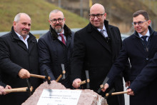 Na sn&iacute;mke zľava &scaron;t&aacute;tny tajomn&iacute;k ministerstva dopravy Igor Choma, predseda predstavenstva spoločnosti Doprastav Ladislav &Scaron;imko, minister dopravy Jozef R&aacute;ž a gener&aacute;lny riaditeľ N&aacute;rodnej diaľničnej spoločnosti Filip Mach&aacute;ček. FOTO:TASR/D. Stehl&iacute;k
